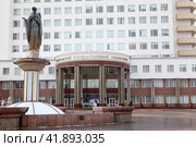 Университетская площадь перед зданием центра международного и иноязычного образования НИУ БелГУ. Фонтан Архангел Гавриил. Белгород (2023 год). Редакционное фото, фотограф Кекяляйнен Андрей / Фотобанк Лори