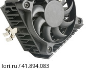Вентилятор охлаждения процессора компьютера на белом фоне. CPU cooler with cooling radiator on a white background. Стоковое фото, фотограф Татьяна Д / Фотобанк Лори