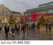 Выставыка дизайнерских новогодних елок на улице Кузнецкий Мост. Москва, Ежегодный городской  фестиваль "Путешествие в Рождество". (2023 год). Редакционное фото, фотограф Сергей Рыбин / Фотобанк Лори