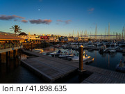 PLAYA BLANCA, LANZAROTE - OCTOBER 25, 2023: Sunset on Marina Rubicon of Playa Blanca. Playa Blanca is the southernmost town of the Spanish island of Lanzarote. It is the newest resort on the island. Редакционное фото, фотограф Sergey Kohl / Фотобанк Лори