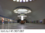 Станция метро Буюк Ипак йули в Ташкенте, Узбекистан. Central hall of Buyuk Ipak Yoli metro station in Chilonzor line, Tashkent. Interior view. (2023 год). Редакционное фото, фотограф Александр Кузнецов / Фотобанк Лори