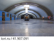 Станция метро Дустлик в Ташкенте, Узбекистан. Central hall of Dustlik metro station in Uzbekistan line, Tashkent. Interior view. (2023 год). Редакционное фото, фотограф Александр Кузнецов / Фотобанк Лори