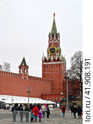 Туристы возле Спасской башни Московского Кремля. Город Москва (2023 год). Стоковое фото, фотограф Александр Тараканов / Фотобанк Лори