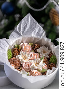 Zephyr bouquet of flowers in a gift box on a light background. Zephyr with a minimum amount of sugar. a natural product. Стоковое фото, фотограф Ирина Ручушкина / Фотобанк Лори