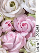 Zephyr bouquet of flowers in a gift box on a light background. Zephyr with a minimum amount of sugar. a natural product. Стоковое фото, фотограф Ирина Ручушкина / Фотобанк Лори