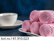 Strawberry marshmallows or marshmallows with a cup of tea. Natural Dietary Marshmallows. Стоковое фото, фотограф Ирина Ручушкина / Фотобанк Лори