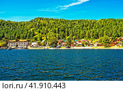 Вид на село Артыбаш с Телецкого озера. Горный Алтай (2023 год). Редакционное фото, фотограф Макаров Алексей / Фотобанк Лори