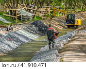 Формирование берегов канала с помощью габионов (2023 год). Редакционное фото, фотограф Вячеслав Палес / Фотобанк Лори