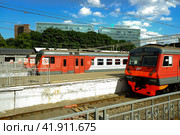 Электрички ЭД4М на Павелецком вокзале, Москва. ED4M suburban trains at the platforms of Paveletsky railway terminal. Sunny summer view. (2021 год). Редакционное фото, фотограф Александр Кузнецов / Фотобанк Лори