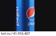 Крупный план алюминиевой банки Pepsi на черном фоне. Камера летает вокруг. Эффект параллакса. Россия, Краснодар, 24 декабря 2021 года. Редакционное видео, видеограф Воловодов Владимир / Фотобанк Лори