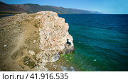 Lake Baikal. Turquoise water color. A rock with a hole in the shape of a heart on Cape Tsagan-Khushun. Стоковое фото, фотограф Виктория Тельминова / Фотобанк Лори