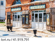 Kolomna Kalach shop next the Kolomna Kremlin in summer. Kolomna Kalach Museum (2023 год). Редакционное фото, фотограф FotograFF / Фотобанк Лори