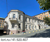 Историческое здание конца 19 века. Владивосток, улица Лазо дом 3. До революции - фешенебельная гостиница «Московское подворье» Стоковое фото, фотограф Овчинникова Ирина / Фотобанк Лори
