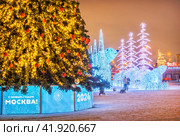Праздничные белые медведи и ель, Умка, река Яуза, Новый год, Ростокино, Ростокинский акведук, Москва (2023 год). Редакционное фото, фотограф Baturina Yuliya / Фотобанк Лори