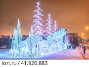 Праздничные белые медведи и ель, Умка, река Яуза, Новый год, Ростокино, Ростокинский акведук, Москва (2023 год). Редакционное фото, фотограф Baturina Yuliya / Фотобанк Лори