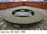 Circular stone bench around metal hatch on observation deck in Wawel Royal Castle, Krakow, Poland (2018 год). Стоковое фото, фотограф Алексей Антипов / Фотобанк Лори