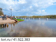 Паводок в городской черте. Люди на набережной реки Сож, Гомель, Беларусь (2023 год). Редакционное фото, фотограф Ольга Коцюба / Фотобанк Лори