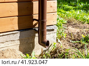The new plastic rainwater drain pipe on a wooden house. Стоковое фото, фотограф FotograFF / Фотобанк Лори