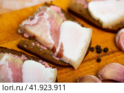 Sandwiches made of lard with horseradish on bread. Стоковое фото, фотограф Яков Филимонов / Фотобанк Лори