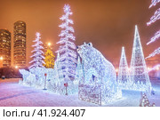 Праздничные белые медведи и ель, Умка, река Яуза, Новый год, Ростокино, Ростокинский акведук, Москва (2023 год). Редакционное фото, фотограф Baturina Yuliya / Фотобанк Лори