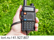 Baofeng UV-5R amateur portable radio transceiver in hand (2023 год). Редакционное фото, фотограф FotograFF / Фотобанк Лори