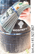 Barrel of Rosneft motor oil with brand logo (2022 год). Редакционное фото, фотограф FotograFF / Фотобанк Лори