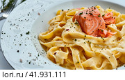 Вкусная вегетарианская итальянская паста фетучини с лососем. Стоковое AI-изображение, AI-художник Щеголева Ольга / Фотобанк Лори