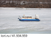 Катер на воздушной подушке МЧС на льду водохранилища патрулирует места зимней рыбалки (2013 год). Редакционное фото, фотограф Владимир Чинин / Фотобанк Лори