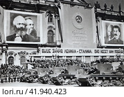 Военный парад, посвященный 1 Мая, на Дворцовой площади. Ленинград, 1938 год. Редакционное фото, фотограф Сергей Елизарьев / Фотобанк Лори