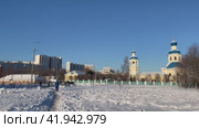 Жилой район Ясенево, город Москва. Зимний солнечный день, вид на Храм Петра и Павла, жилые дома. Человек выгуливает верховую гнедую лошадь из клуба "Прованс" (2024 год). Стоковое видео, видеограф Щеголева Ольга / Фотобанк Лори