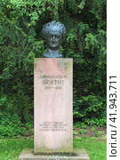 Бюст Иоганна Вольфганга фон Гёте в Гейдельберге, Германия (2013 год). Редакционное фото, фотограф Михаил Марковский / Фотобанк Лори