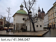 Krakow, Poland, December 23, 2018: Church of St. Wojciech, 11th-century Roman Catholic church on Main Market Square in Old Town Stare Miasto. Редакционное фото, фотограф Алексей Антипов / Фотобанк Лори