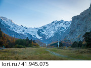 Stunning view of a snow-capped glacier among the mountains. Стоковое фото, фотограф Юрий Поздников / Фотобанк Лори