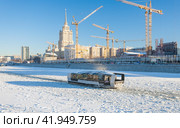 По замершей реке Москве идет пассажирское электросудно (2024 год). Редакционное фото, фотограф Владимир Чинин / Фотобанк Лори