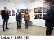 Депутат Московской областной Думы Шапкин Владимир Николаевич посетил Балашихинскую картинную галерею и наградил сотрудников благодарственными письмами (2024 год). Редакционное фото, фотограф Дмитрий Неумоин / Фотобанк Лори