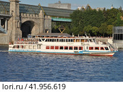 Пассажирский прогулочный теплоход "Садко". Москва-река. Город Москва (2014 год). Редакционное фото, фотограф lana1501 / Фотобанк Лори