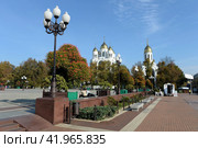 Собор Христа Спасителя и Часовня Святых благоверных князей Петра и Февронии Муромских на площади Победы в Калининграде (2022 год). Редакционное фото, фотограф Free Wind / Фотобанк Лори