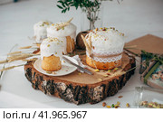Пасхальные куличи с белой шапкой и цветной обсыпкой. Стоковое фото, фотограф Денис Кипкаев / Фотобанк Лори