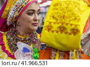 Женщины в традиционных русских национальных костюмах у стенда Липецкой области во время проведения выставки-форума "Россия" на ВДНХ в городе Москве, Россия (2024 год). Редакционное фото, фотограф Николай Винокуров / Фотобанк Лори