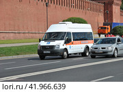 Автомобиль с надписью "Сервис для маломобильных пассажиров”. Кремлевская набережная. Город Москва (2014 год). Редакционное фото, фотограф lana1501 / Фотобанк Лори
