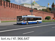 Троллейбус №33 на рейсе. Кремлевская набережная. Москва (2014 год). Редакционное фото, фотограф lana1501 / Фотобанк Лори