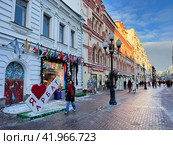 Артобъект "Я люблю Арбат" рядом с домом 34. Россия, город Москва. Редакционное фото, фотограф Овчинникова Ирина / Фотобанк Лори