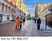 Старые доходные дома на улице Арбат в Москве зимой в солнечную морозную погоду. Россия. Редакционное фото, фотограф Овчинникова Ирина / Фотобанк Лори