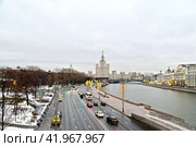 Москворецкая и Раушская набережные Москвы-реки и высотное здание на Котельнической набережной. Зимний городской пейзаж (2023 год). Стоковое фото, фотограф Александр Тараканов / Фотобанк Лори