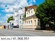 Поварская улица, дома 48 и 50. Летний солнечный день. Москва. Россия (2023 год). Редакционное фото, фотограф E. O. / Фотобанк Лори