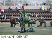 Военнослужащий Воздушно-десантных войск демонстрирует приемы во время показательных выступлений на Дне ВДВ (2023 год). Редакционное фото, фотограф хохрякова альбина накиповна / Фотобанк Лори
