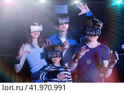 Family with children playfully poses in virtual reality glasses. Стоковое фото, фотограф Яков Филимонов / Фотобанк Лори