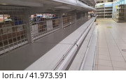 Empty store shelves. Sale of goods. Food collapse. Стоковое видео, видеограф Светлана Ельцова / Фотобанк Лори