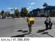 Яндекс несет еду. Город Тюмень. (2023 год). Редакционное фото, фотограф Анатолий Матвейчук / Фотобанк Лори