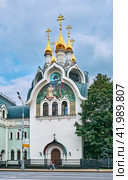 Church of the Cathedral of the Saints of Diveyevsky at the Patriarchal suburb of the Diveyevsky Monastery, 2008-2012, landmark: Moscow, Russia - September 13, 2021. Редакционное фото, фотограф Алексей Голованов / Фотобанк Лори